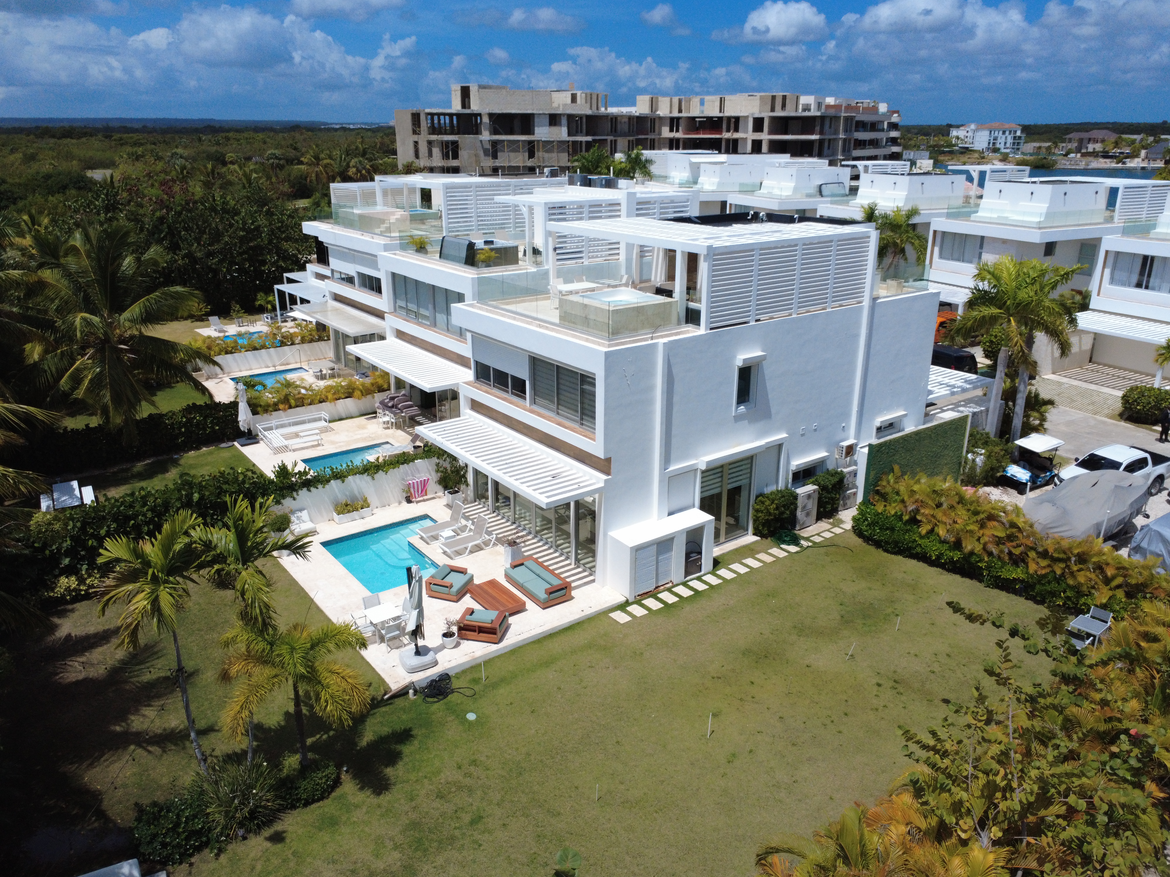 Vista aérea con dron de casa con patio en República Dominicana - Dron.PC